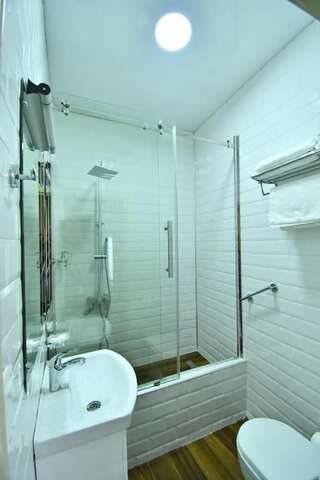 Отель Hotel 1887 Кутаиси Двухместный номер Делюкс с 1 кроватью или 2 отдельными кроватями и балконом-12